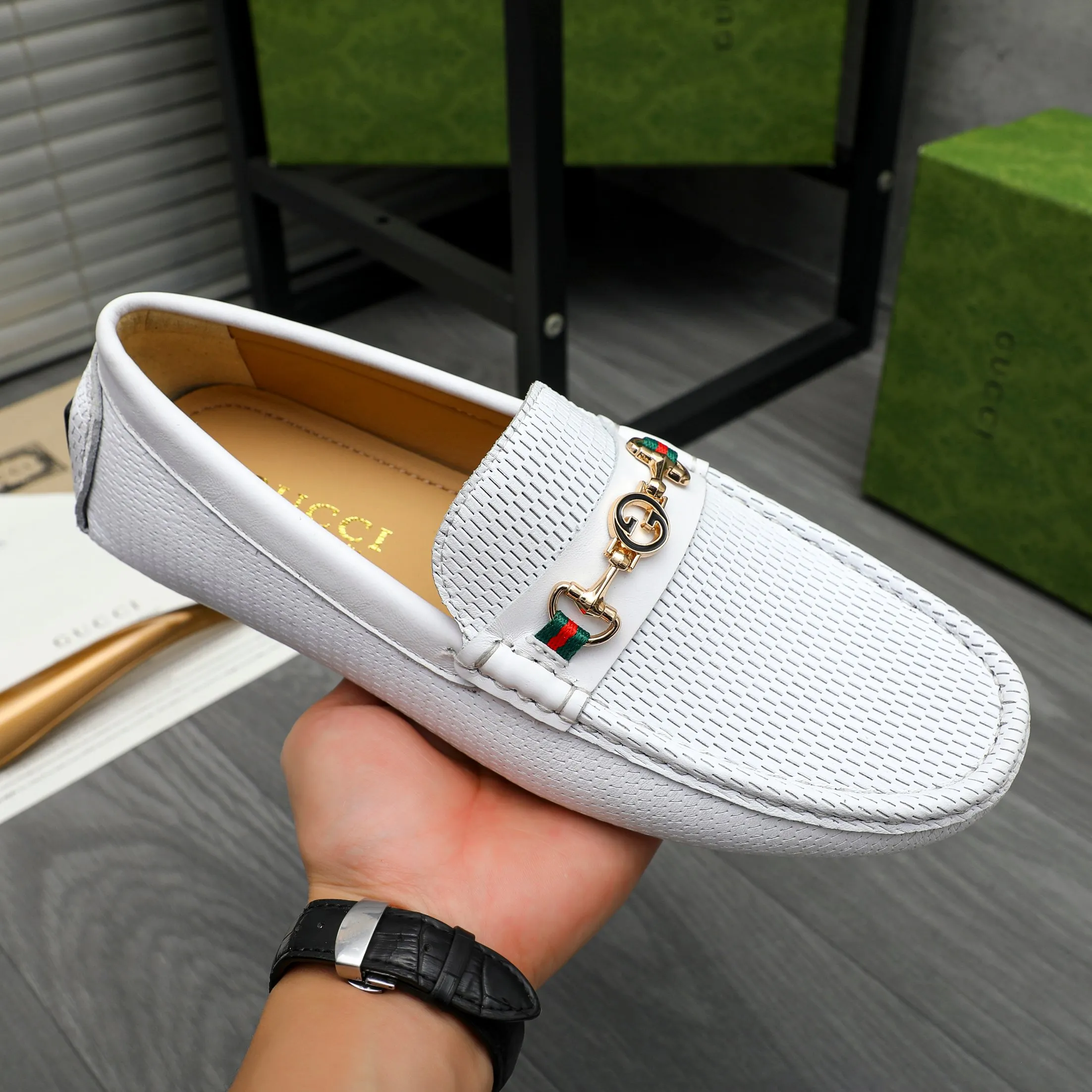 Men's shoes 💰p420 Product trademark: GUCCI (Gucci) casual slip-on men's shoes Regular size: 38-44 Product materials: Selected hollow cowhide upper, sheepskin lining, rubber outsole